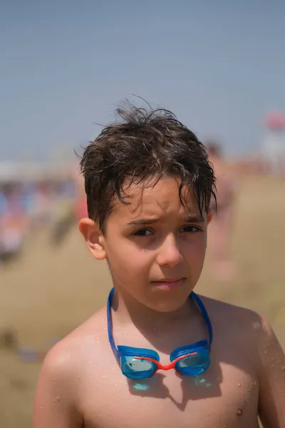 Hermoso Niño Italiano Posa Playa Con Traje Baño Gafas Foto — Foto de Stock