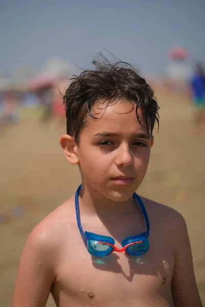 Bellissimo Bambino Italiano Posa Spiaggia Con Costume Bagno Occhiali Foto — Foto Stock