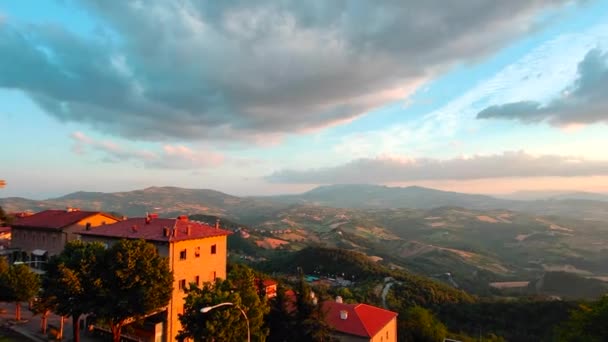 Hermoso panorama desde la cima del Monte Titano en SanMarino Italia, con una vista desde la colina — Vídeos de Stock