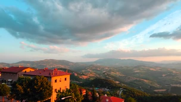 Hermoso panorama desde la cima del Monte Titano en SanMarino Italia, con una vista desde la colina — Vídeo de stock