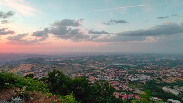 Όμορφο πανόραμα από την κορυφή του όρους Titano στον Άγιο Μαρίνο της Ιταλίας, με θέα από το λόφο — Αρχείο Βίντεο