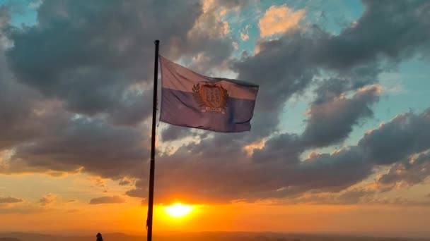 Banderas de la república de San Marino en la ola del Monte Titano al atardecer — Vídeos de Stock