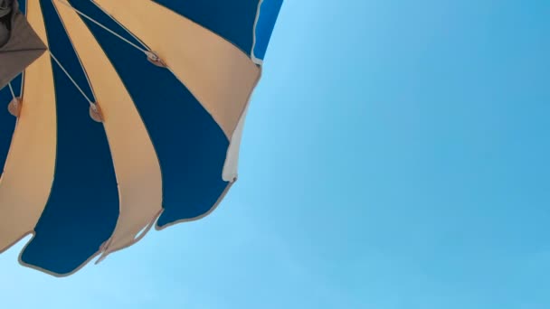 Ombrelloni aperti mossi dal vento sulla Riviera Romagnola in estate — Video Stock