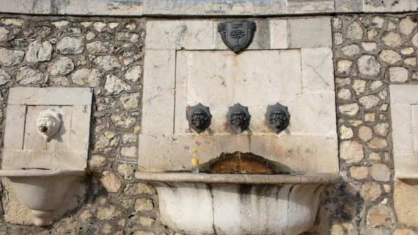Πόλη της Pescina Aquila Abruzzo σιντριβάνι χωριό με κεφάλια mans — Αρχείο Βίντεο