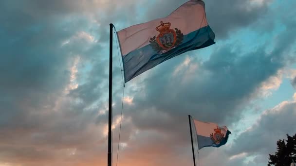 Прапори Республіки Сан-Марино на горі Титано при заході сонця. — стокове відео