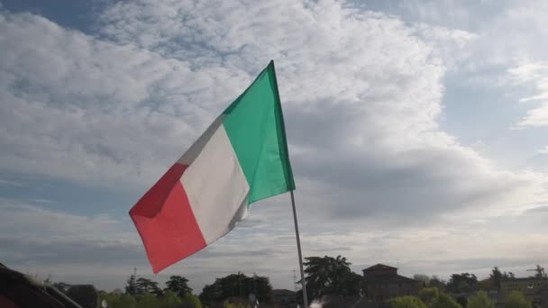 바람불어오는 푸른 하늘 위로 흔들 리는 이탈리아 국기 — 비디오