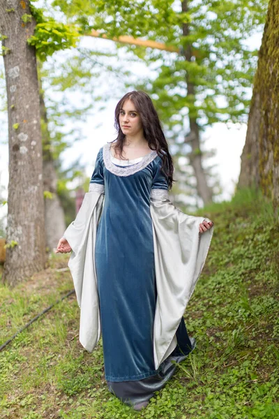 Krásná Brunetka Modré Oči Dívka Fantazii Středověké Oblečení Procházky Přes — Stock fotografie