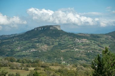 Günbatımında Reggio Emilia İtalya 'daki Bismantova taşının panoramik görüntüsü. Yüksek kalite fotoğraf