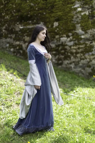 Mooie Brunette Blauwe Ogen Meisje Fantasie Middeleeuwse Kleding Slentert Door — Stockfoto