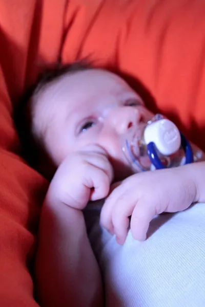 Bebê Recém Nascido Dorme Travesseiro Com Chupeta Foto Alta Qualidade — Fotografia de Stock