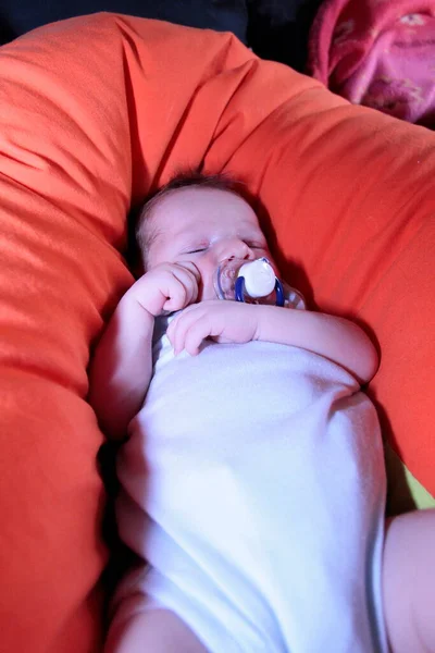 Neonato Dorme Sul Cuscino Con Ciuccio Foto Alta Qualità — Foto Stock