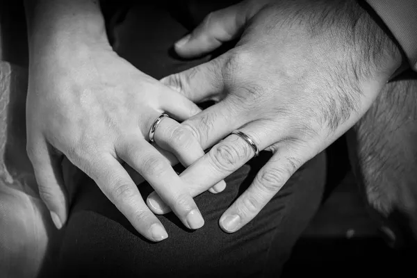 Detalhe Dia Casamento Das Mãos Dos Recém Casados Com Anéis — Fotografia de Stock