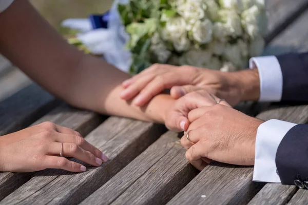 Detalhe Dia Casamento Das Mãos Dos Recém Casados Com Anéis — Fotografia de Stock