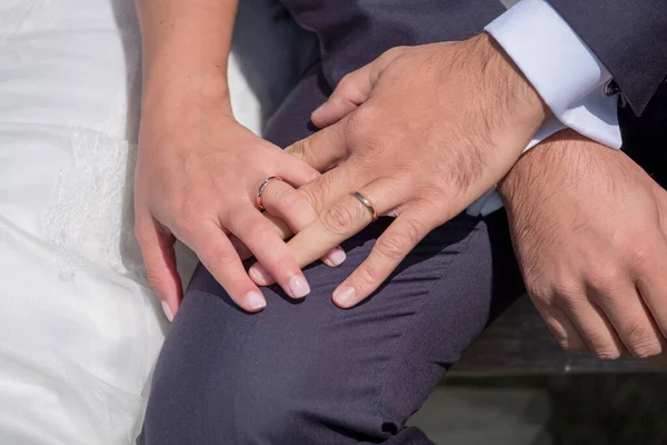 Detalhe Dia Casamento Das Mãos Dos Recém Casados Com Anéis — Fotografia de Stock