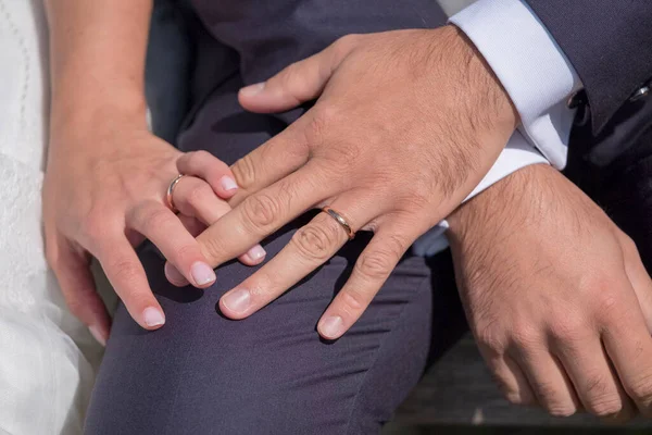 Detalhe Dia Casamento Das Mãos Dos Recém Casados Com Anéis — Fotografia de Stock