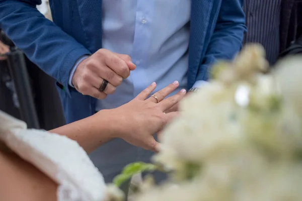 Detalhe Dia Casamento Das Mãos Dos Recém Casados Com Anéis — Fotografia de Stock