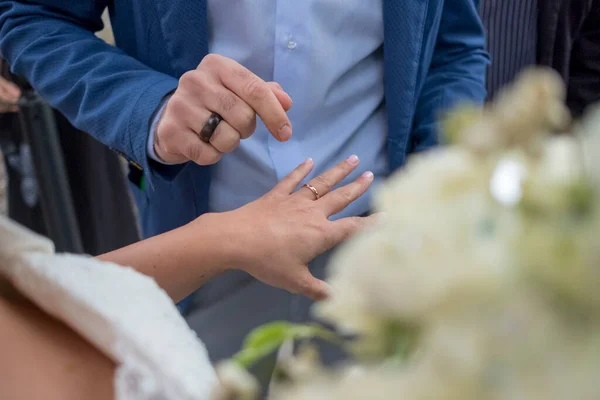 Detalhe Dia Casamento Das Mãos Dos Recém Casados Com Anéis — Fotografia de Stock