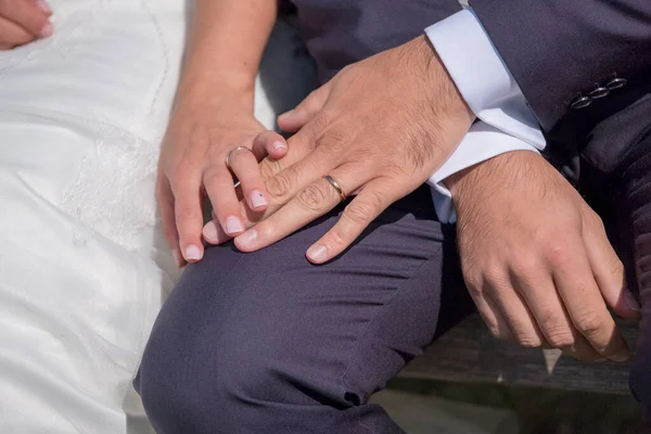 Detalhe Dia Casamento Das Mãos Dos Recém Casados Com Anéis — Fotografia de Stock