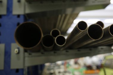 Depoda demir borular düzenlenmiş. Yüksek kalite fotoğraf