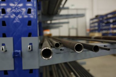 Depoda demir borular düzenlenmiş. Yüksek kalite fotoğraf