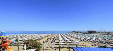 Romagna Riviera 'da Riccione sahilinde şemsiyeler açık. Yüksek kalite fotoğraf
