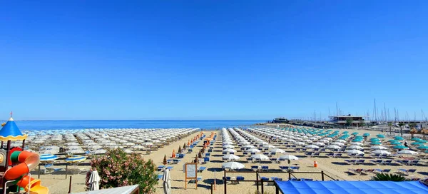 Romagna Riviera 'da Riccione sahilinde şemsiyeler açık. Yüksek kalite fotoğraf