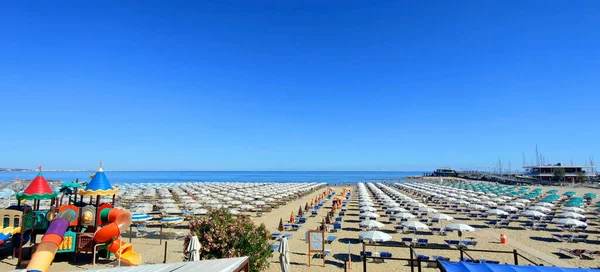 Romagna Riviera 'da Riccione sahilinde şemsiyeler açık. Yüksek kalite fotoğraf