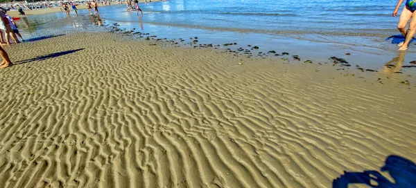 潮水退去时 浪花在沙滩上荡漾 高质量的照片 — 图库照片