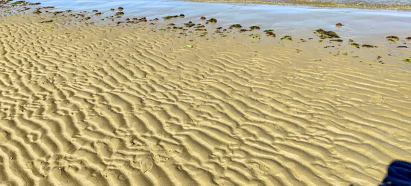 Golven Het Zand Als Het Tij Terugtrekt Het Zand Hoge — Stockfoto