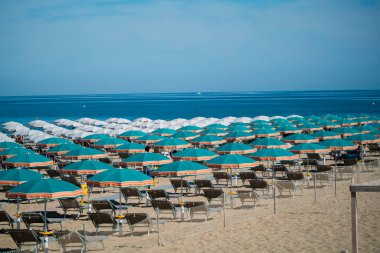 Romagna Riviera 'da Riccione sahilinde şemsiyeler açık. Yüksek kalite fotoğraf