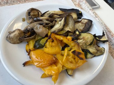 Izgara kabak, biber ve patatesli garnitür.