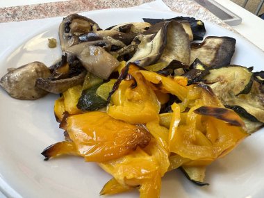 Izgara kabak, biber ve patatesli garnitür.