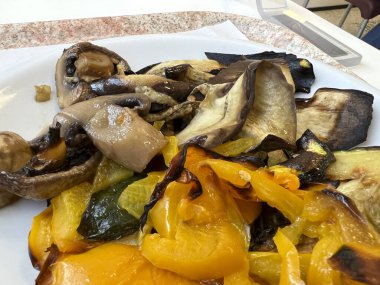 Izgara kabak, biber ve patatesli garnitür.