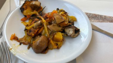 Izgara kabak, biber ve patatesli garnitür.