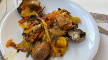 Izgara kabak, biber ve patatesli garnitür.