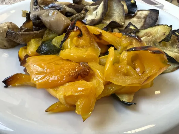 Izgara kabak, biber ve patatesli garnitür.