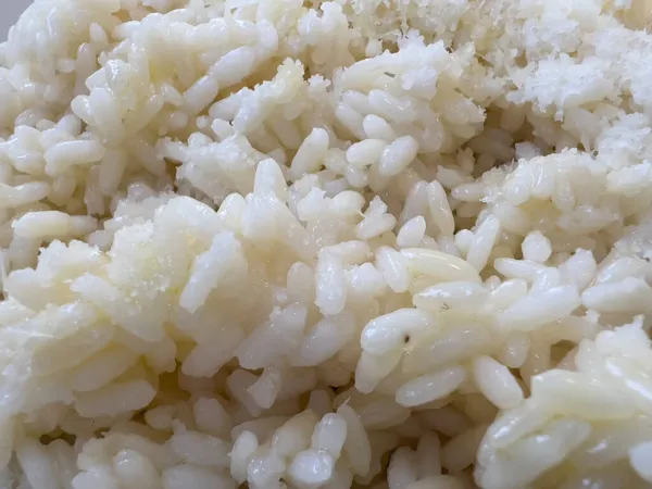 Sobra Arroz Branco Cozido Temperado Com Óleo Queijo Parmesão Foto — Fotografia de Stock