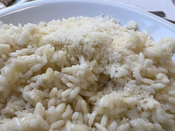 Sobra Arroz Branco Cozido Temperado Com Óleo Queijo Parmesão Foto — Fotografia de Stock