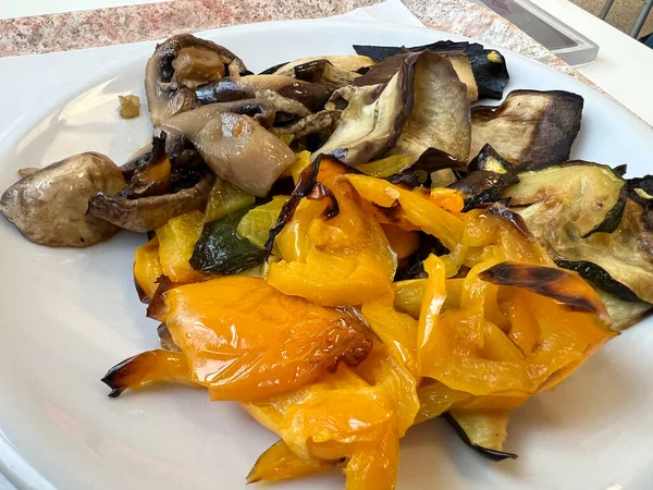 Izgara kabak, biber ve patatesli garnitür.