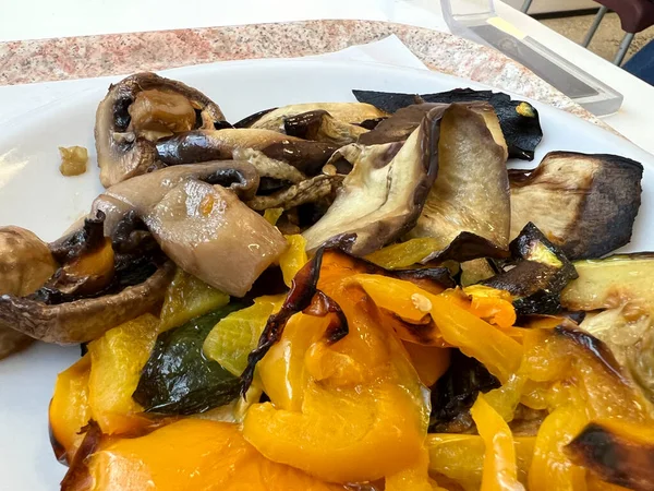 Izgara kabak, biber ve patatesli garnitür.