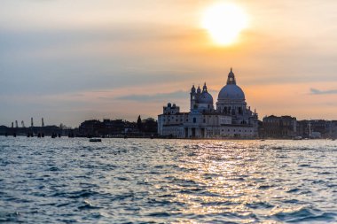 Panorama Günbatımı Venedik gölü 'nde ışıklar ve arka planda San Marco çan kulesi. Yüksek kalite fotoğraf