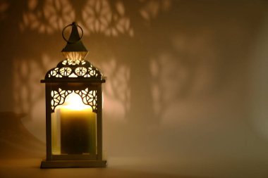 Beyaz arkaplanı aydınlatan fener ve yumuşak ışık. Yüksek kalite fotoğraf