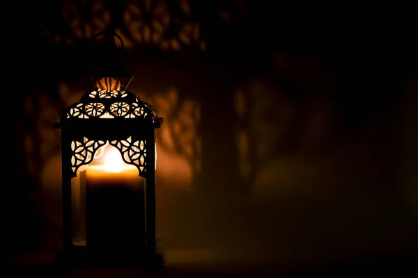 Beyaz arkaplanı aydınlatan fener ve yumuşak ışık. Yüksek kalite fotoğraf