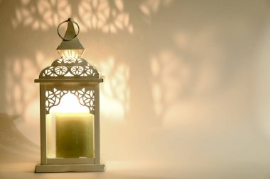 Beyaz arkaplanı aydınlatan fener ve yumuşak ışık. Yüksek kalite fotoğraf