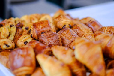 Açık büfe için bir tepsi tatlı kek. Yüksek kalite fotoğraf