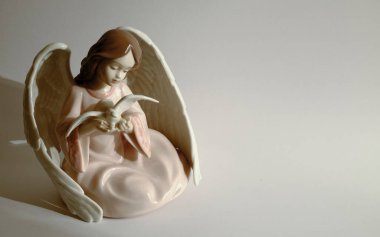 Elinde küçük beyaz güvercin olan Hristiyan melek heykeli. Yüksek kalite fotoğraf