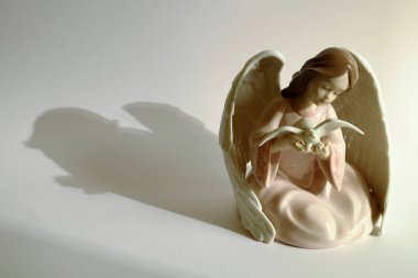 Elinde küçük beyaz güvercin olan Hristiyan melek heykeli. Yüksek kalite fotoğraf