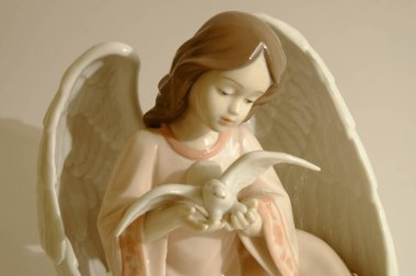 Elinde küçük beyaz güvercin olan Hristiyan melek heykeli. Yüksek kalite fotoğraf