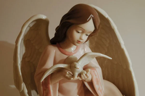 Estátua Anjo Cristão Com Pequena Pomba Branca Mão Foto Alta — Fotografia de Stock