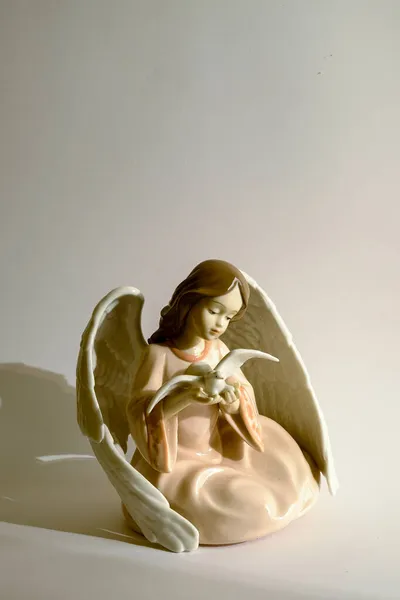 Socha Křesťanského Anděla Malou Bílou Holubičkou Ruce Kvalitní Fotografie — Stock fotografie